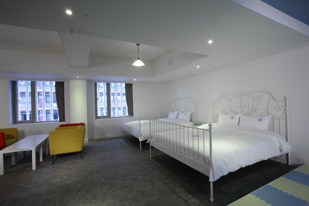 Hillside Hotel 13/43