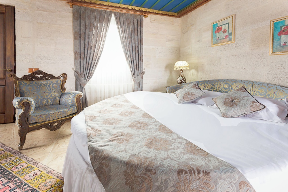 Premier, Suite, King Bed, Valley View, Terrace