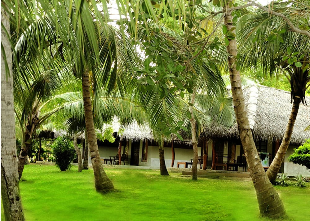 Lagoon Paradise Beach Resort in TANGALLE