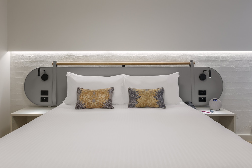 CROWNE PLAZA HAWKESBURY VALLEY 15/65