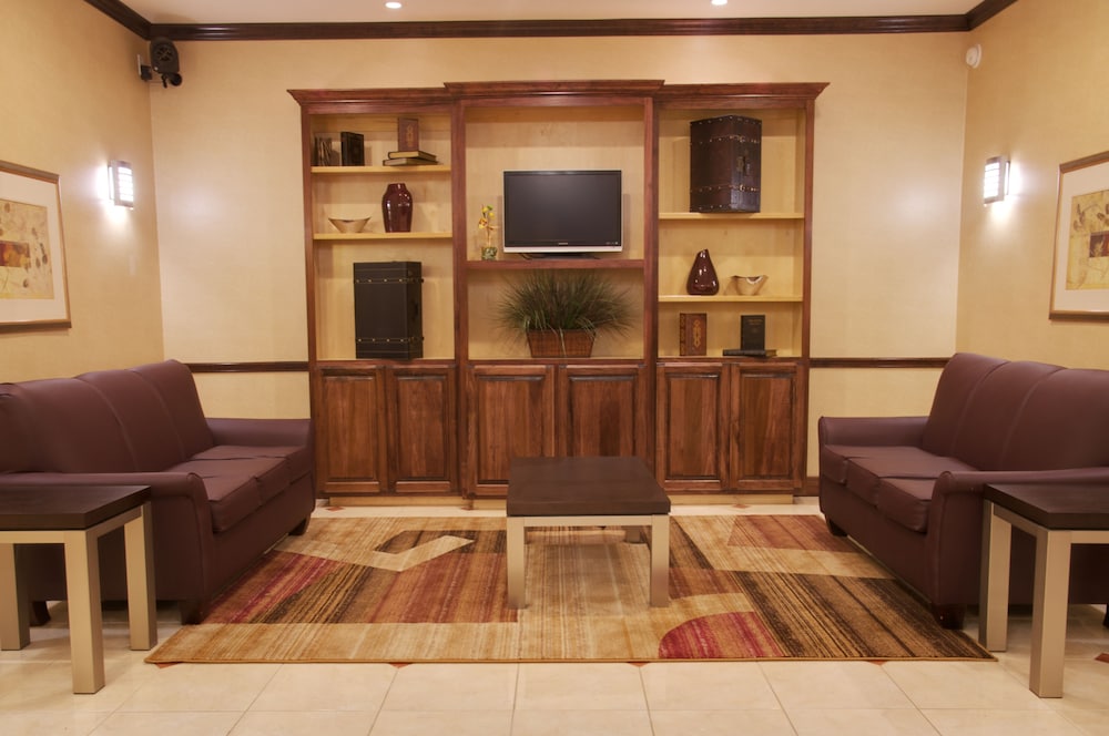 Holiday Inn Express Hotel & Suites Winnie 42/63