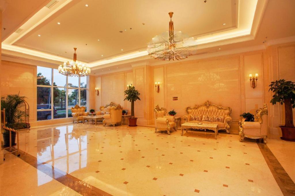 Vienna International Hotel (Sanya High-speed Railway Station) 14/39