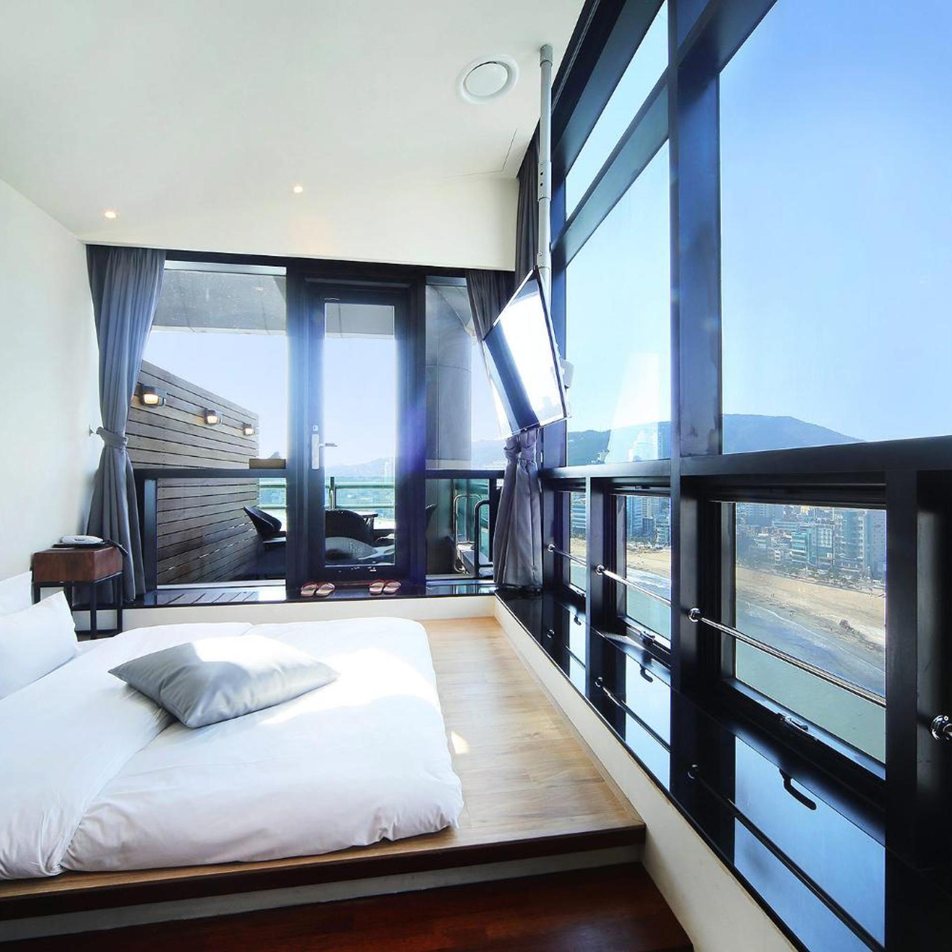 Korean, Deluxe, Double Bed, Sea View, Terrace, H Avenue 3/6