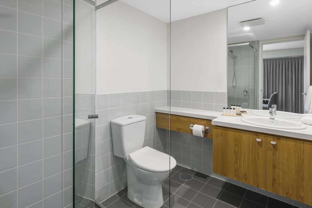 Oaks Embassy Adelaide Suites 63/64