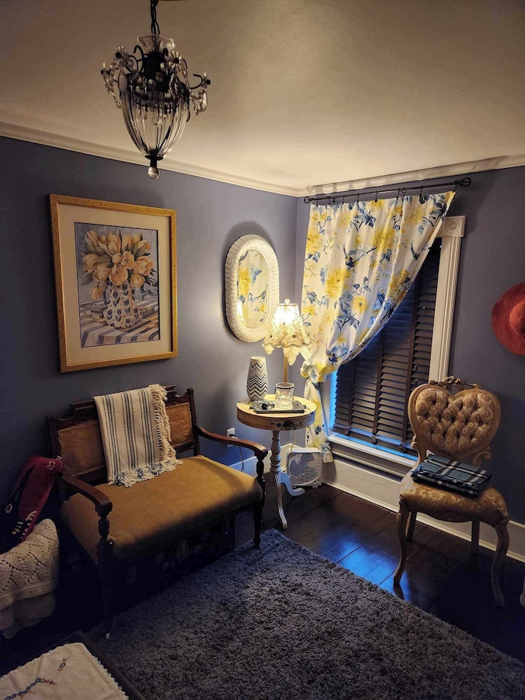 Applesauce Inn Bed and Breakfast 12/22