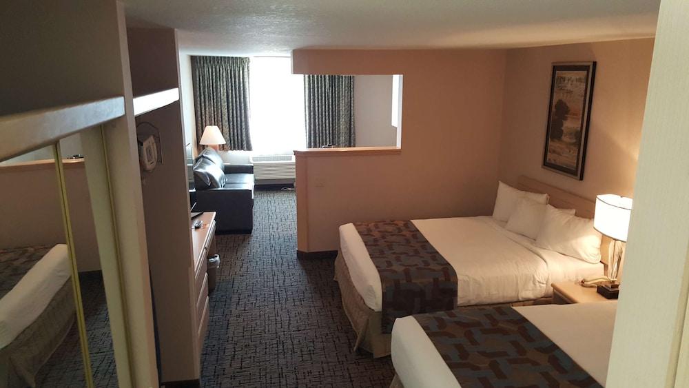 Suite, Queen Bed, Sofa