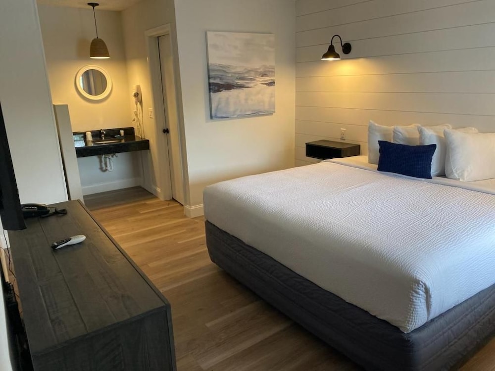 Bedtime Inn & Suites 9/28