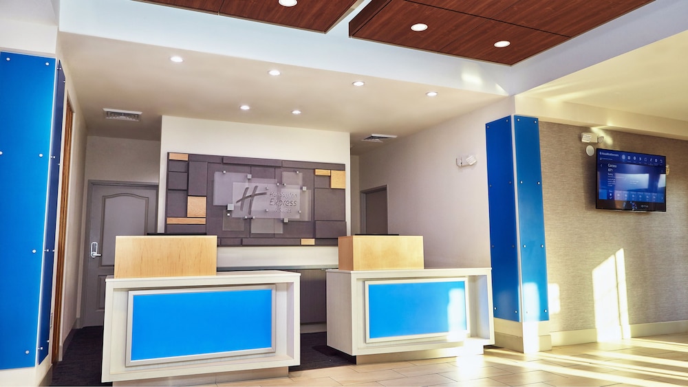 Holiday Inn Express Hotel & Suites Corona 14/57