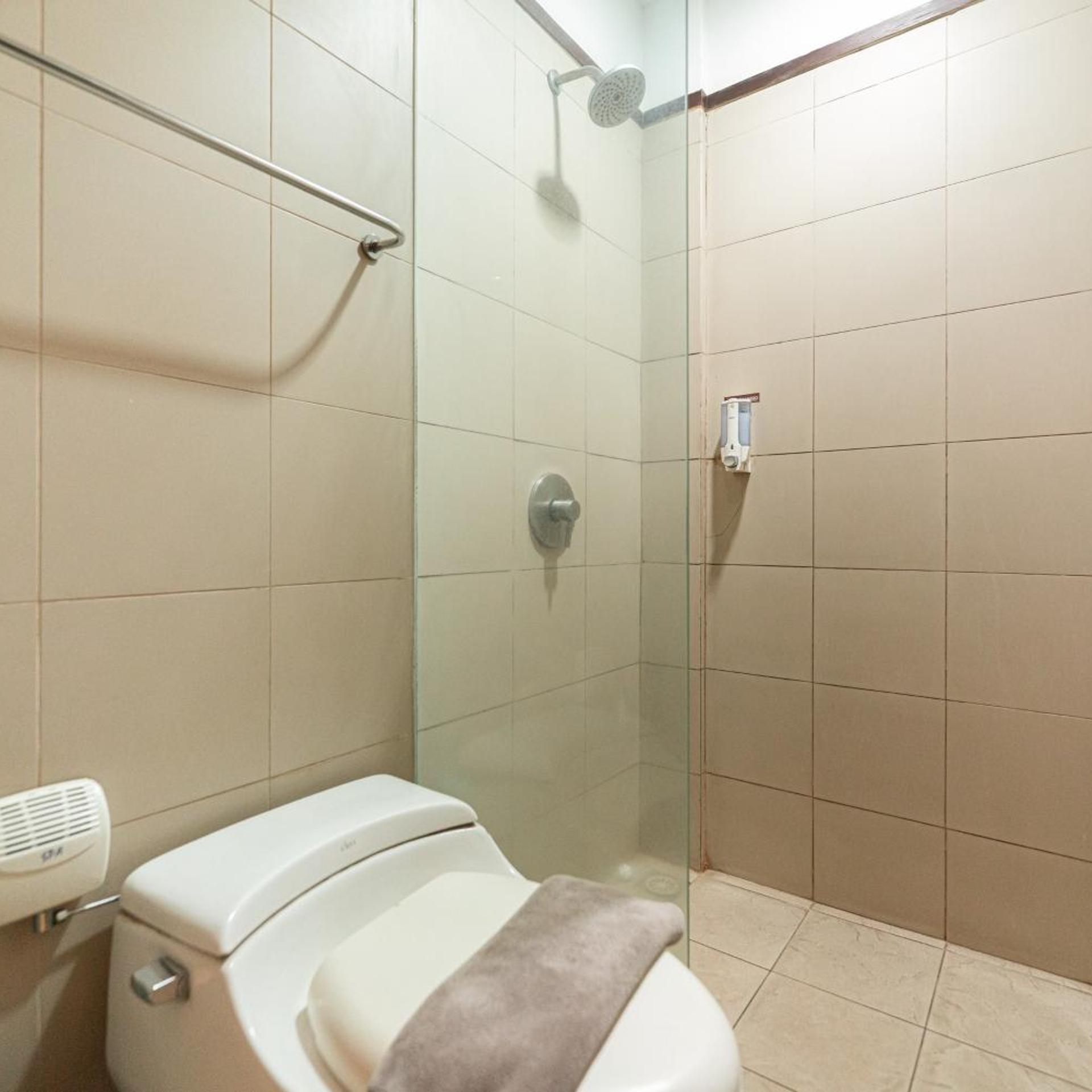 غرفة بسرير مزدوج، RedDoorz Plus @ Cipaganti Street 3 8/9