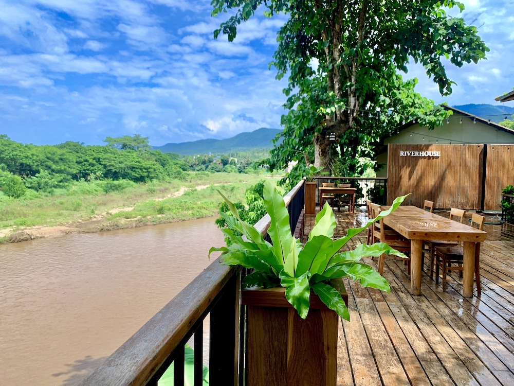 RIVERHOUSE HOTEL 14/71