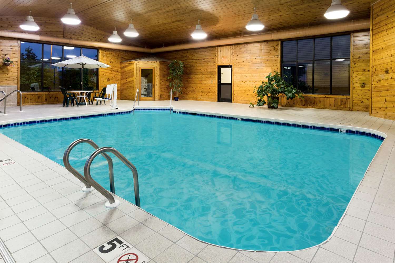Super 8 By Wyndham Antigo 13/24