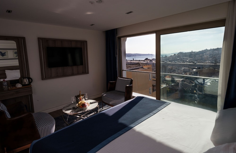 Mona Bosphorus 23/50