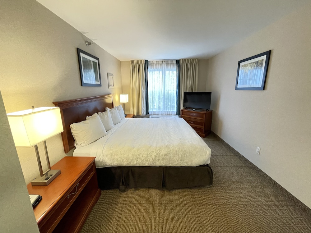Smart Suites, an Ascend Collection Hotel 11/50