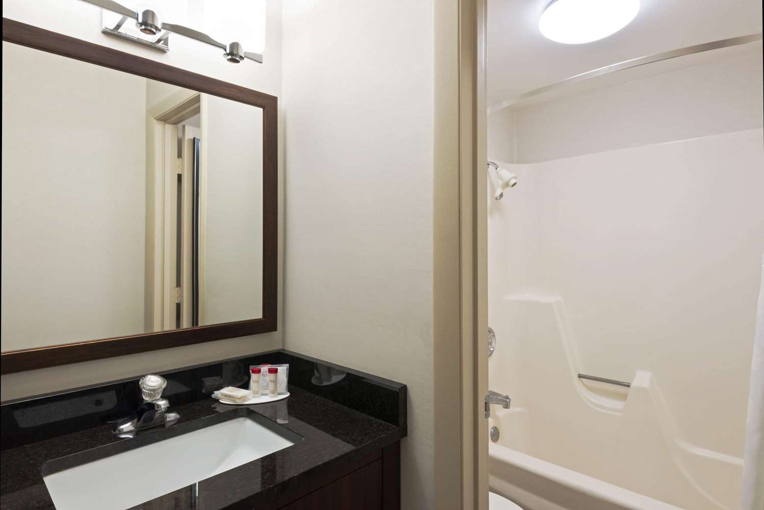 Ramada by Wyndham Boston 14/16