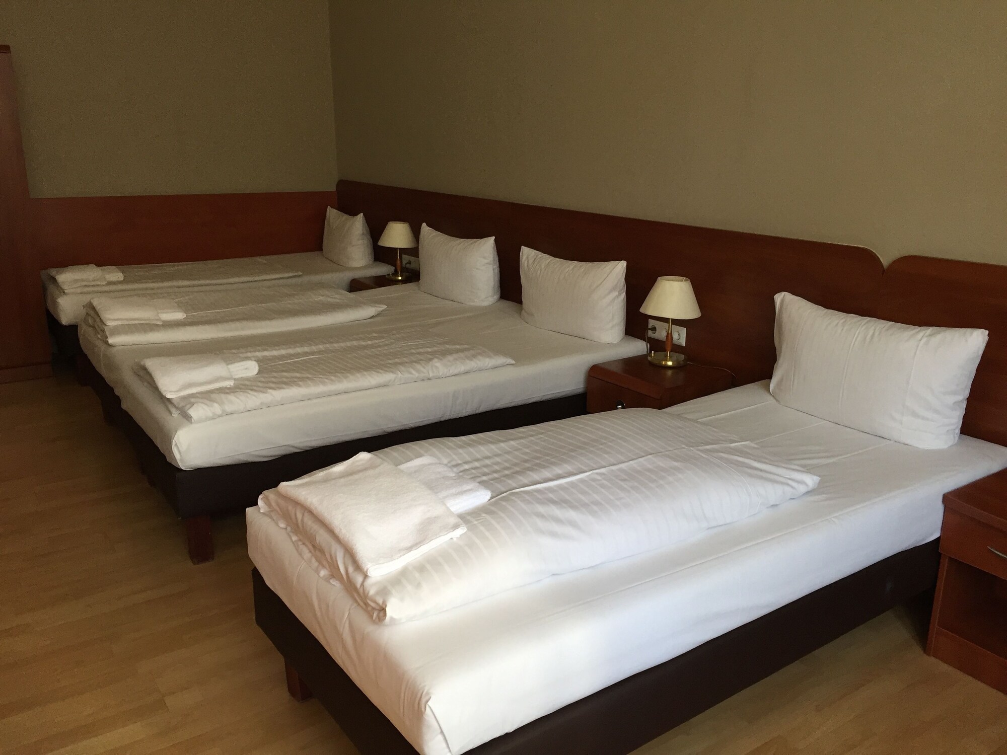 FAMILY, QUADRUPLE, KING AND TWIN BEDS