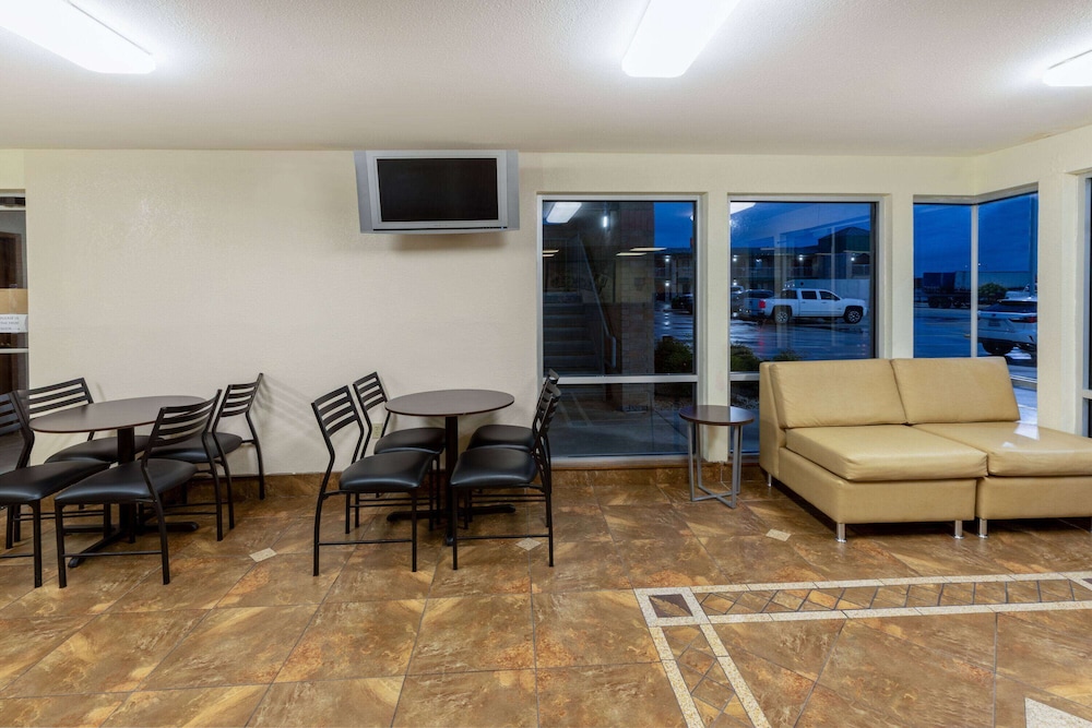 Super 8 by Wyndham Seguin 22/34