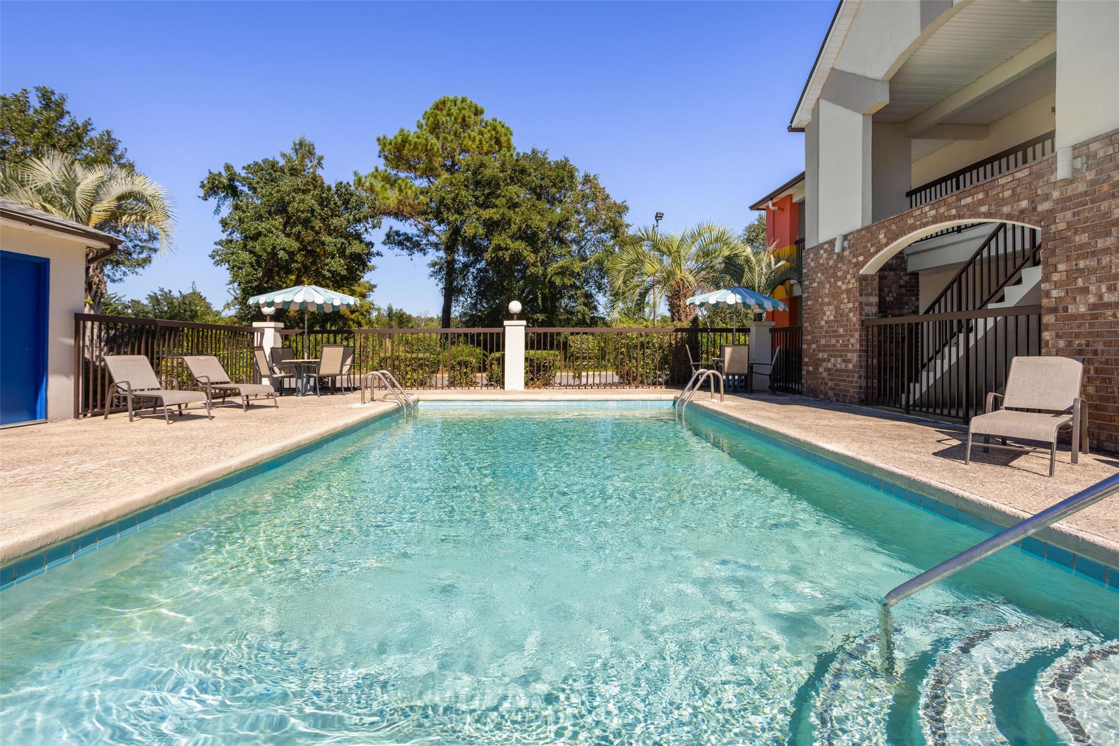Howard Johnson by Wyndham Savannah GA 14/27