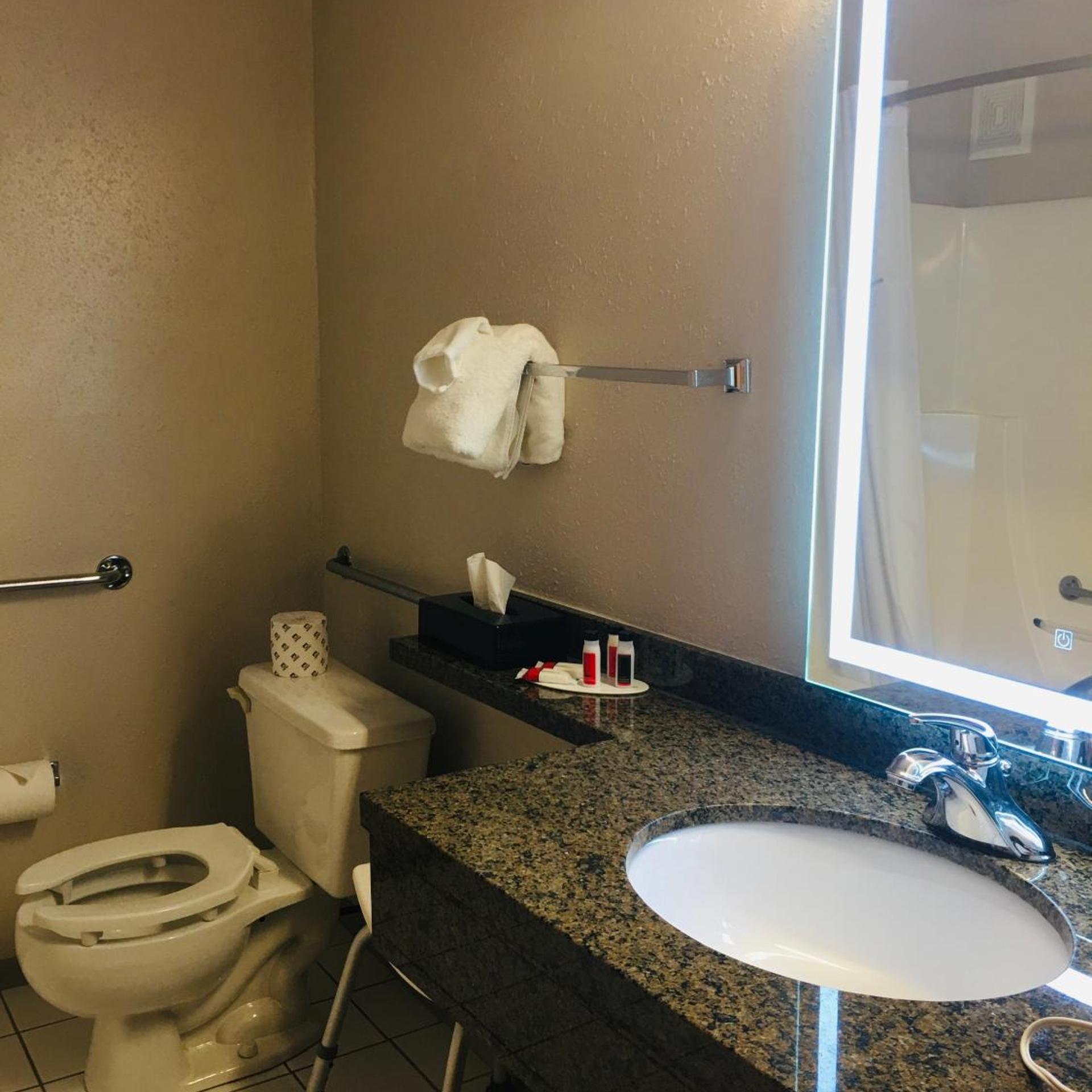 غرفة بسرير كينج وسرير كوين لذوي الإعاقة، Super 8 by Wyndham Swift Current 6/6