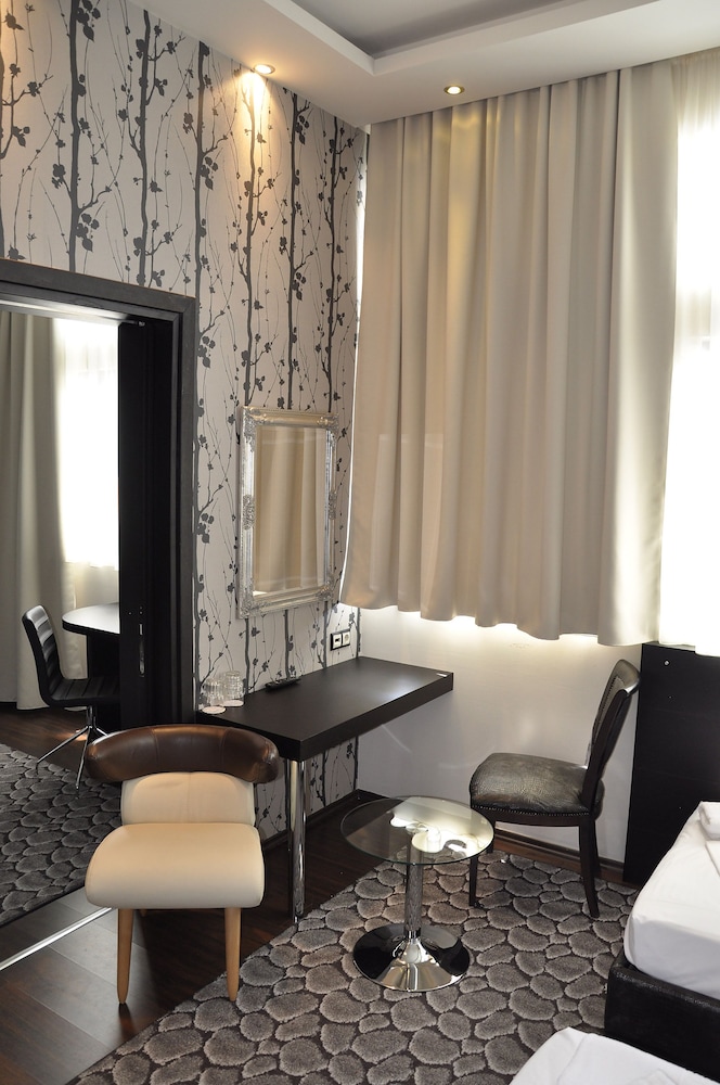 Gallery Art Hotel 55/68