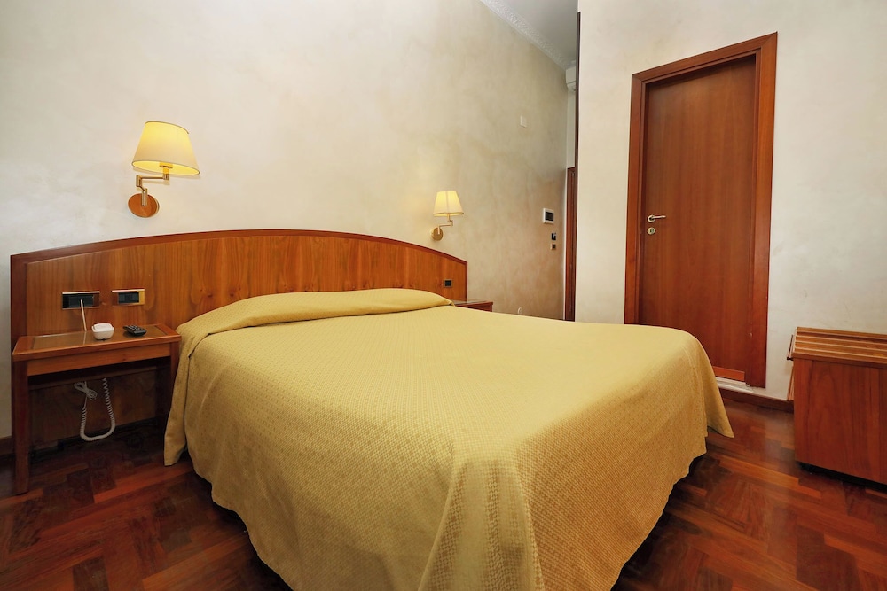 Hotel Corot 12/33