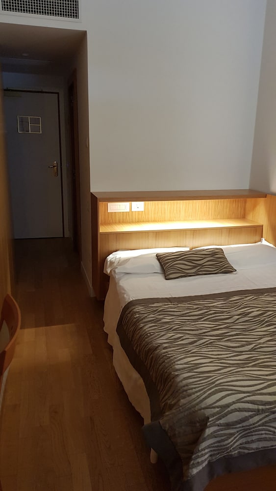 ROOM, SINGLE
