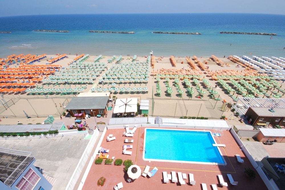 Hotel Embassy Pesaro 33/35