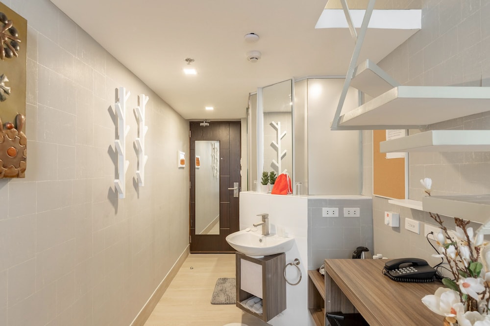 Selah Pods Hotel Manila 66/69