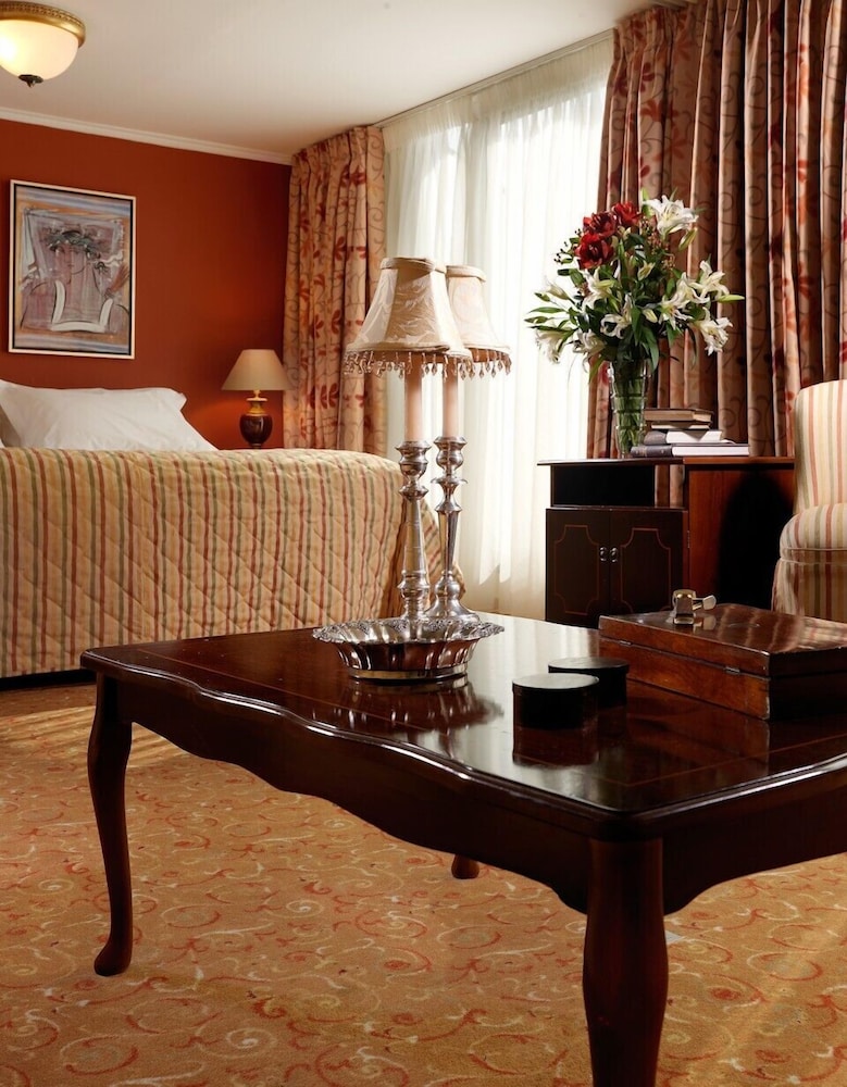 Titania Hotel 38/48