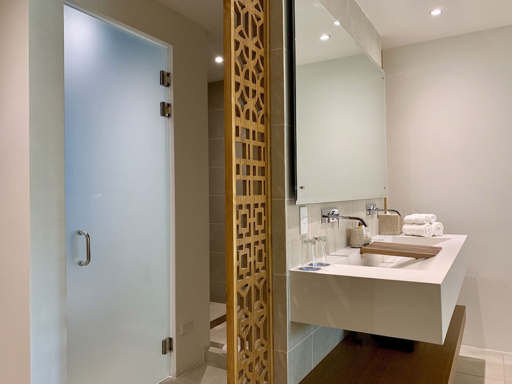 SWIM UP, JUNIOR SUITE, QUEEN BED, OCEAN FRONT