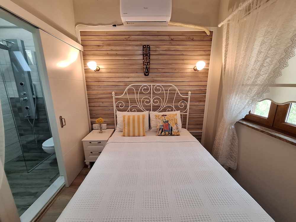 غرفة قياسية رباعية بسرير كوين وسريرين منفصلين بإطلالة على الحديقة، Karina Vineyard House 10/10