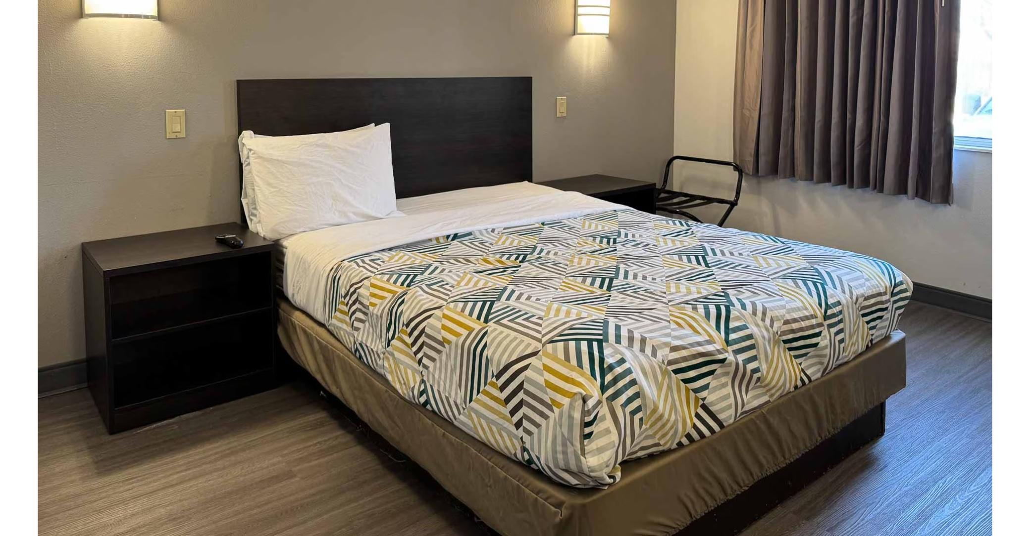 1 Queen Bed - ADA/RI Shower