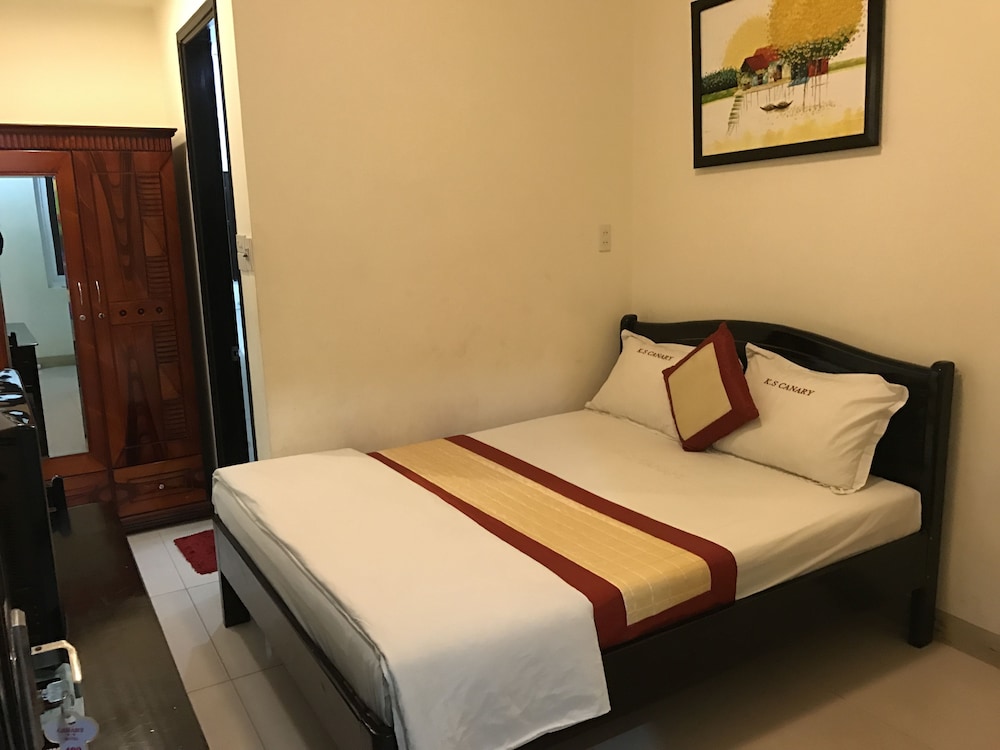Canary Hotel 11/50