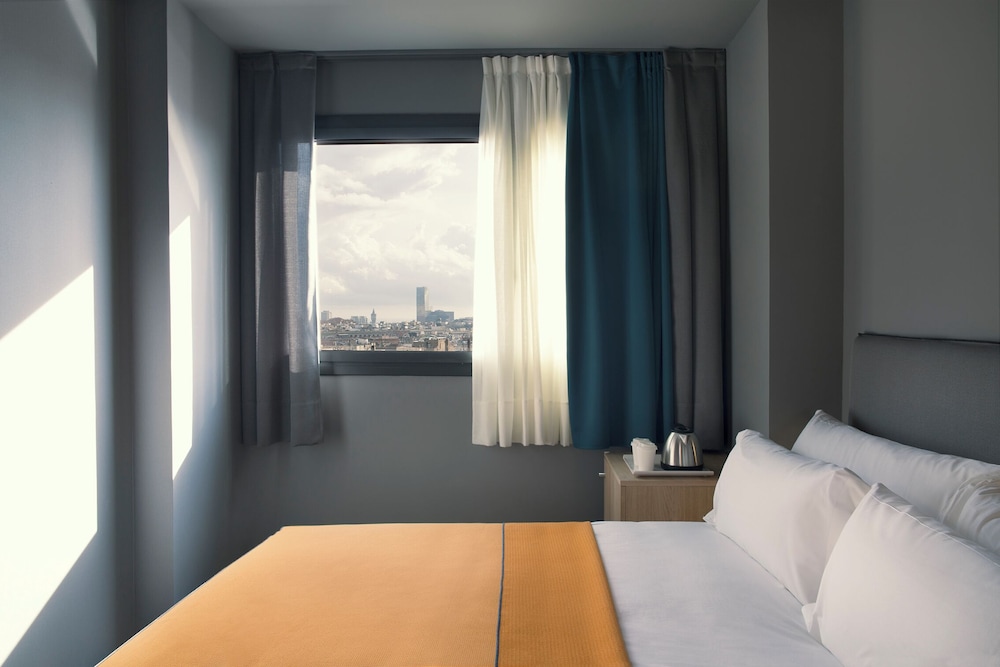 INTERIOR, DOUBLE BED