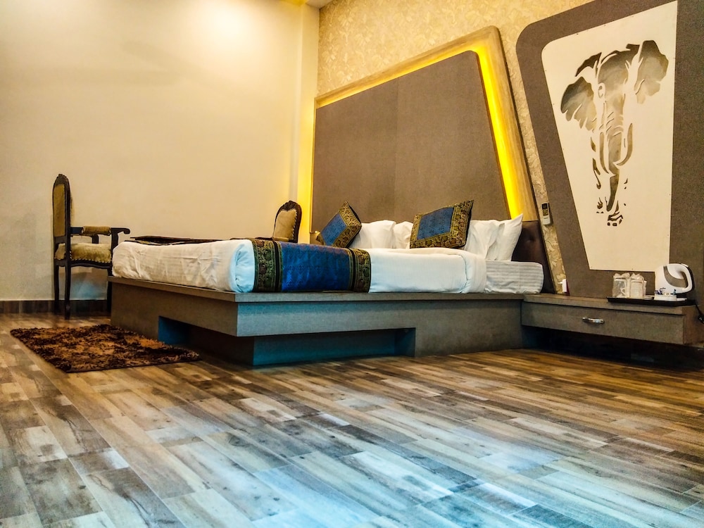 Dwivedi Hotels Sri Omkar Palace 12/37