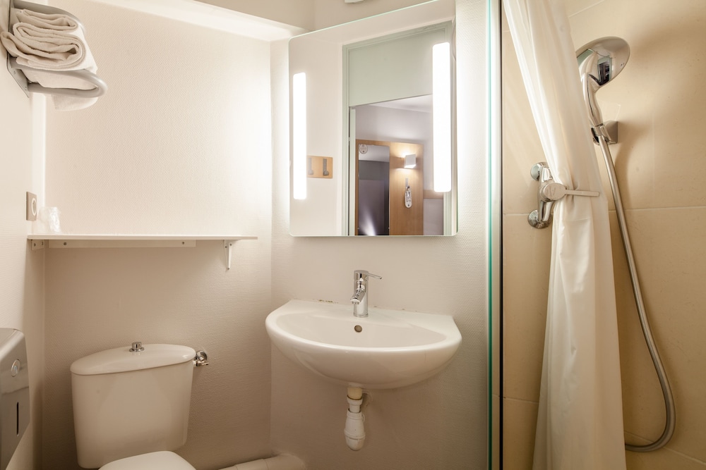 غرفة بسريرين منفصلين، B&B HOTEL Paris Porte de la Villette 4/4