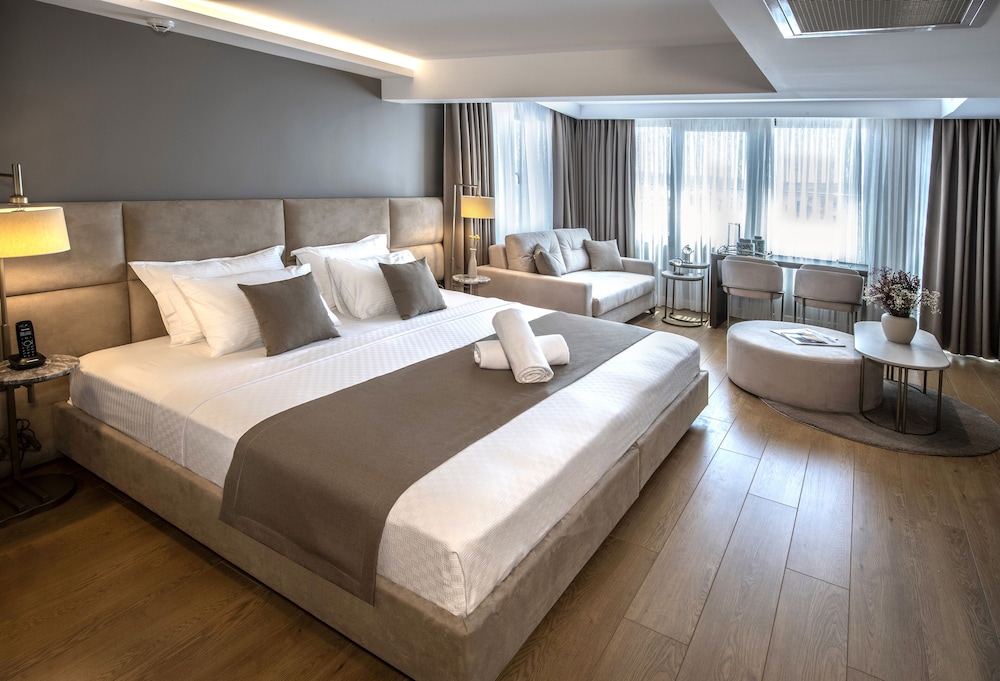 Valente Suites Hotel 4/30