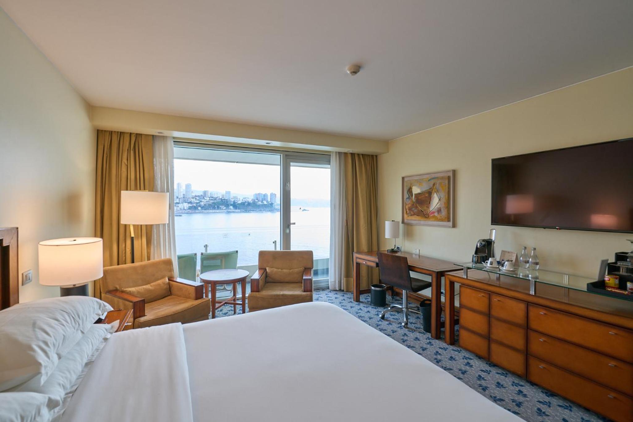 Guest Room, Classic, Queen Bed, Ocean View, Balcony