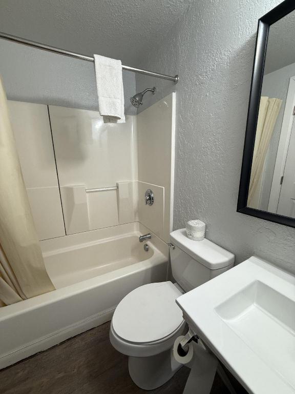 جناح بسريرين مزدوجين بمطبخ صغير، Budget Inn Bend by OYO 4/6