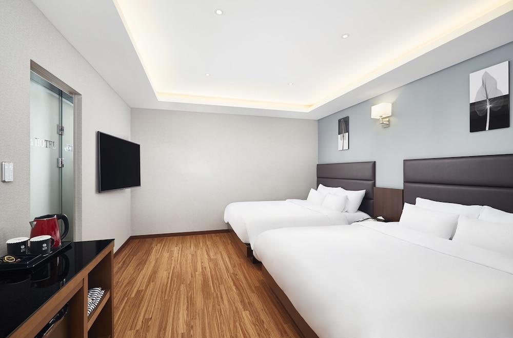 FAMILY, TWIN BEDS
