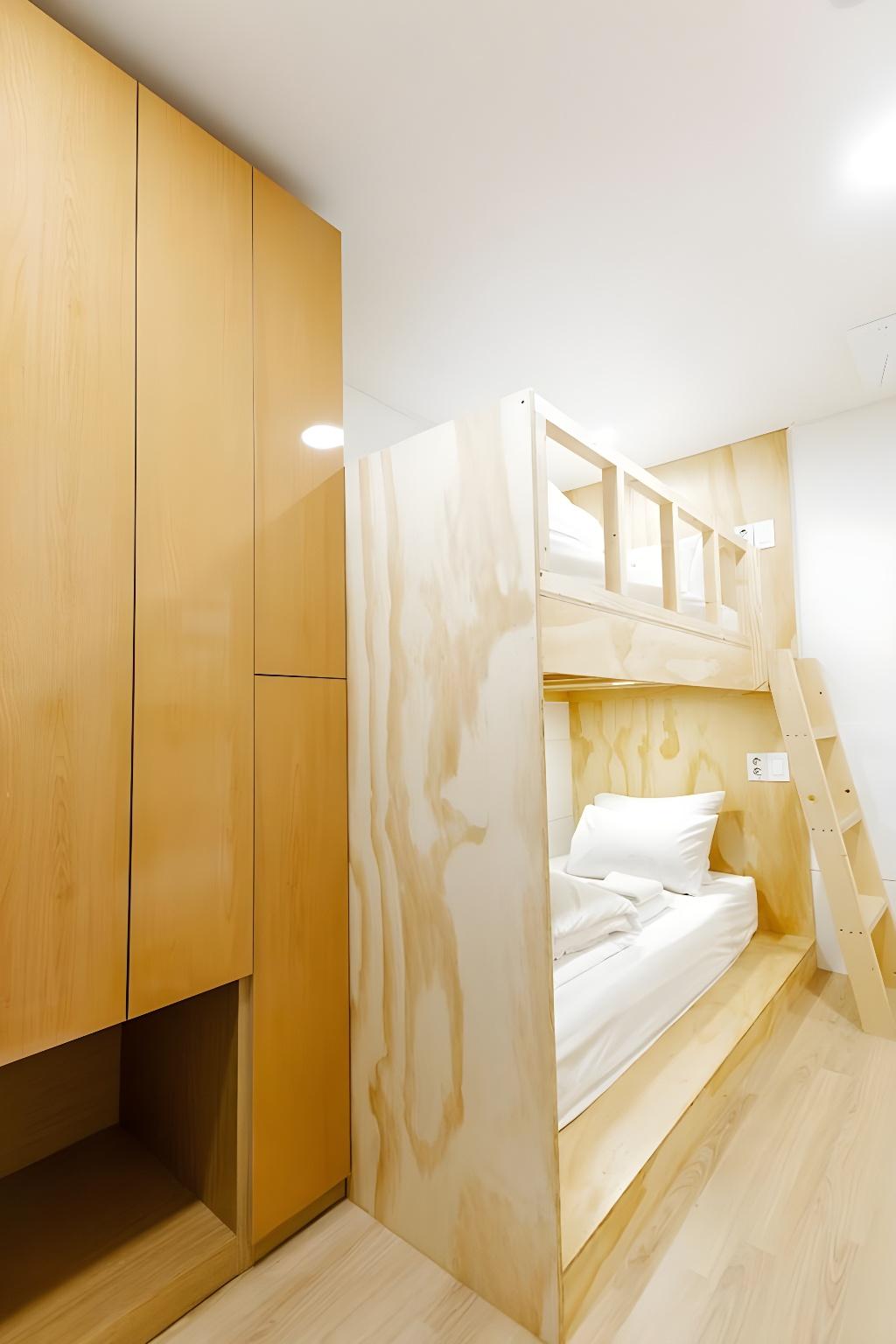 Male Dorm, 4 Beds, 2 Bunk Beds, No Window