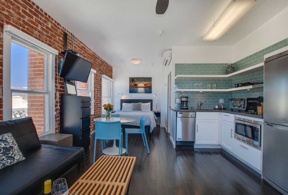 Venice Breeze Suites 40/54