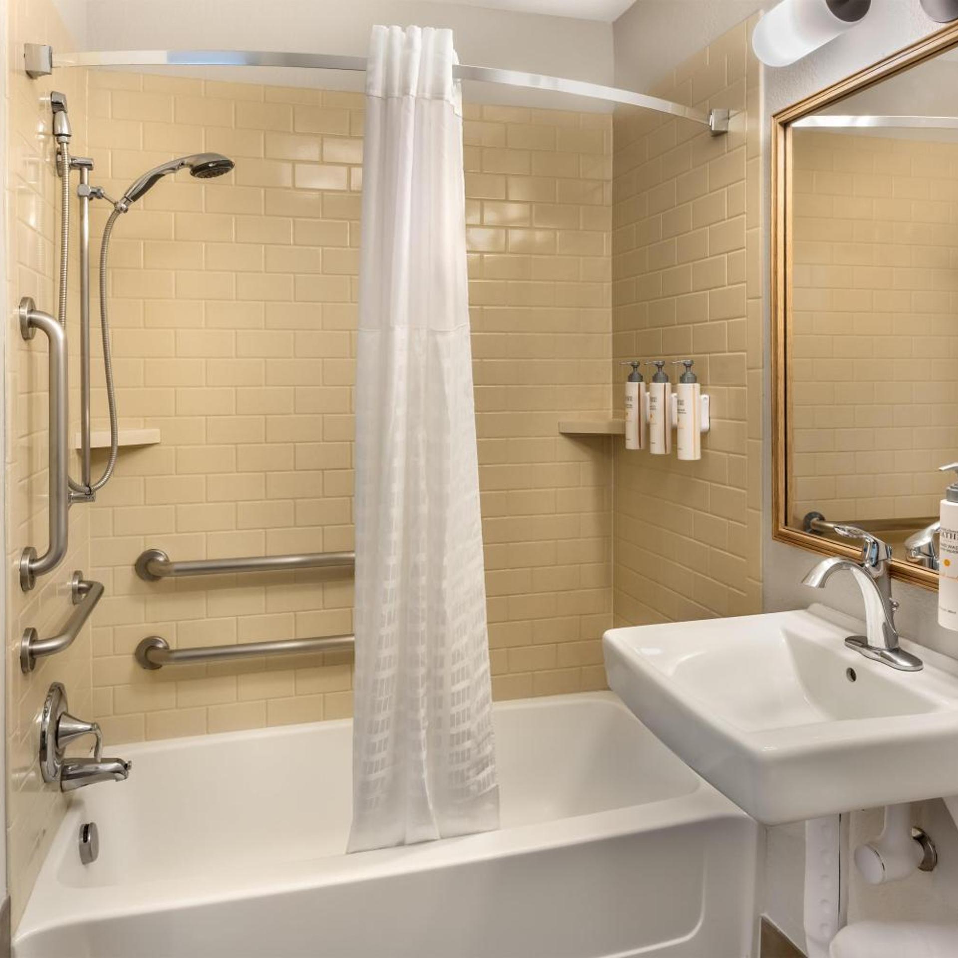 جناح استوديو بسرير كوين بحوض استحمام لذوي الإعاقة، Sonesta Simply Suites Las Vegas 9/10