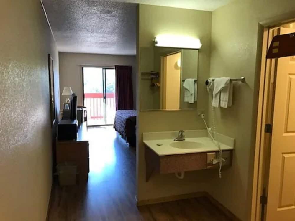 Days Inn by Wyndham Waynesville NC 13/27