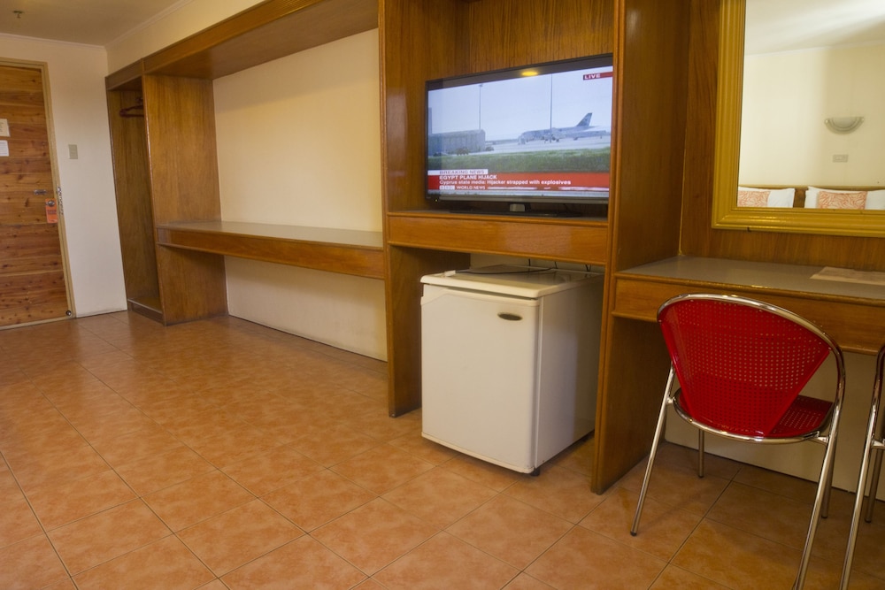 Nichols Airport Hotel 53/61