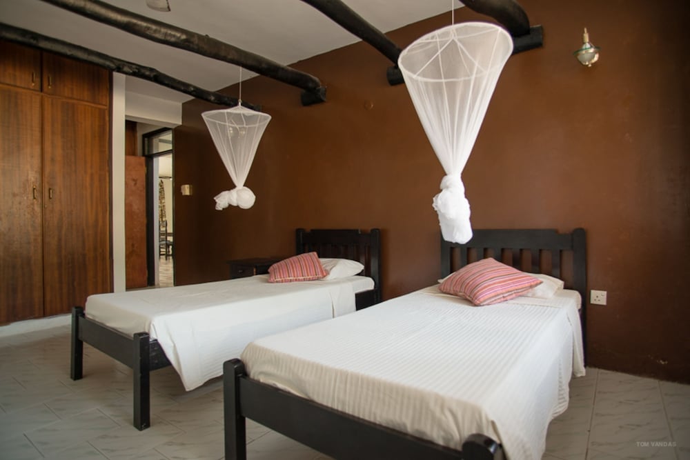 Bahari Dhow Beach Villas 16/61