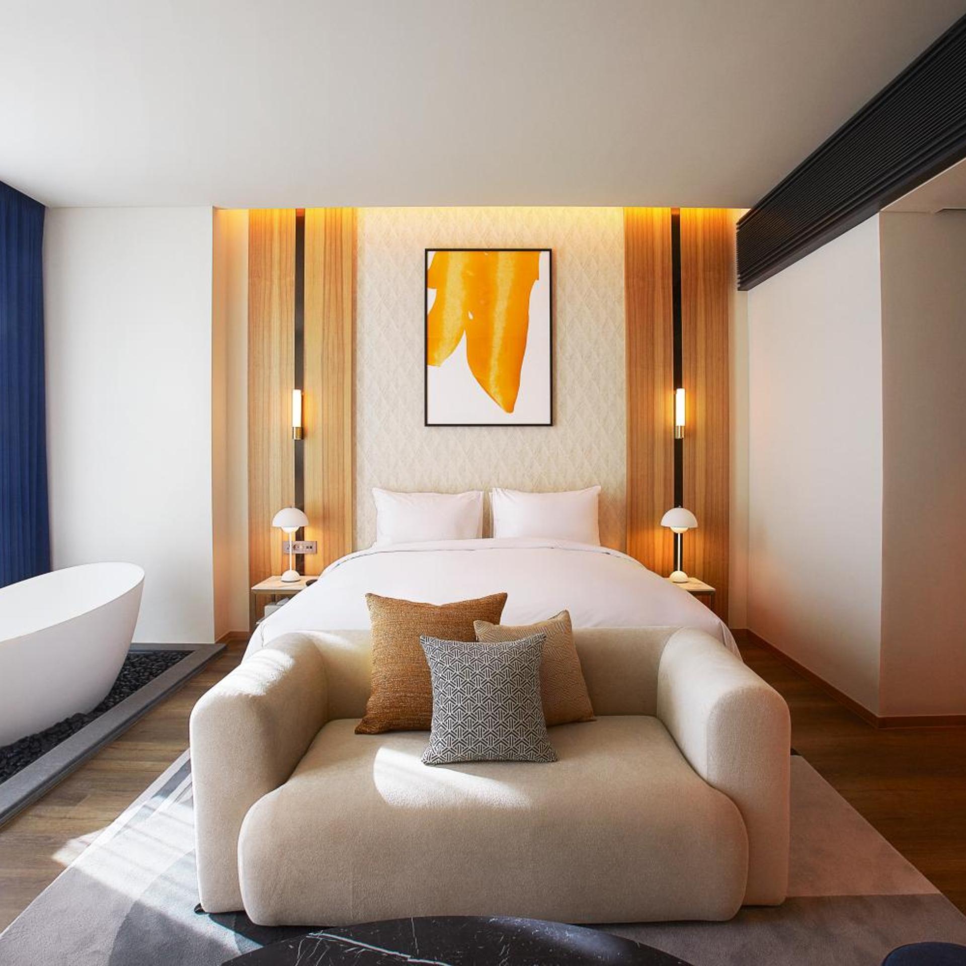 جناح فاخر بسرير كينج بإطلالة بحوض استحمام، voco Seoul Gangnam, an IHG Hotel 2/9
