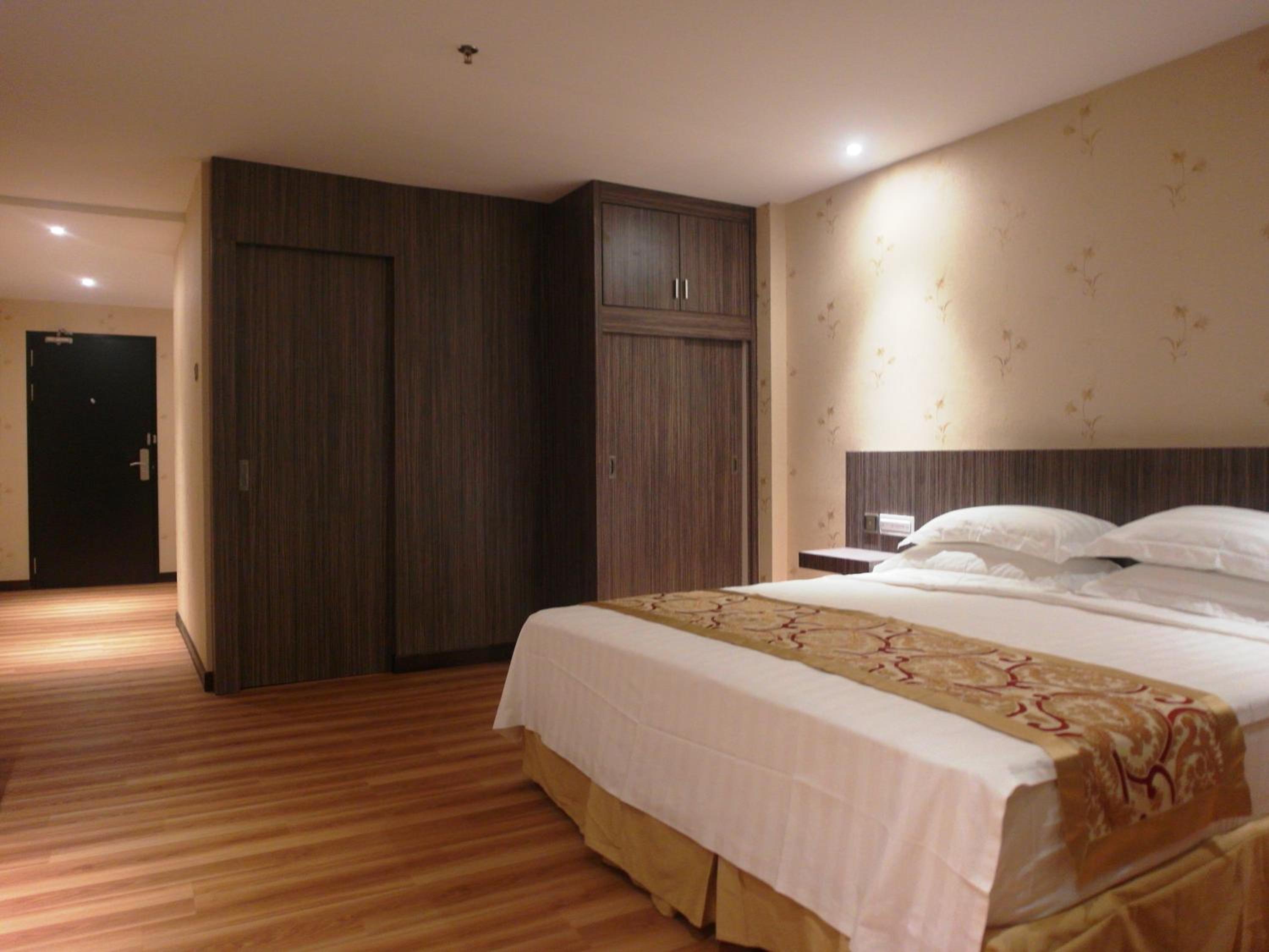 جناح جونيور، Mandarin Hotel 4/10