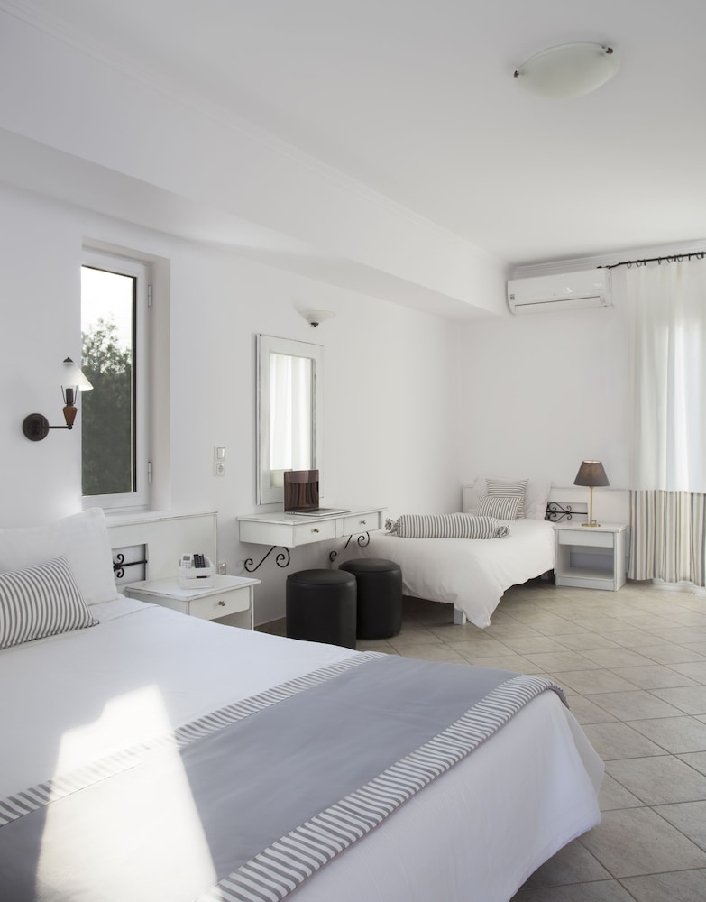 Junior Suite, Studio, 1 Queen and 1 Single Bed, Partial Sea View, Sofa, Patio