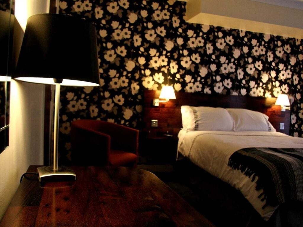 ROOM, DOUBLE BED