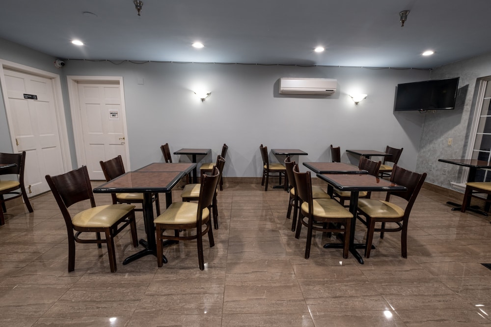 Hilltop Inn & Suites - North Stonington 47/60